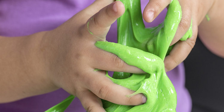 Slime: o que a nova febre da criançada pode fazer por seu pequeno