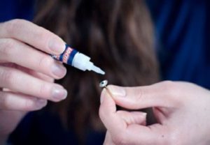 Como-tirar-super-bonder-do-dedo-1