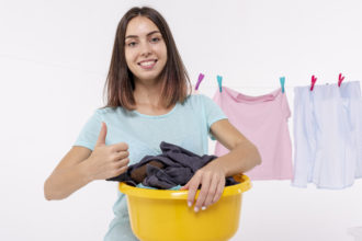 Levando roupas para lavar no tanque