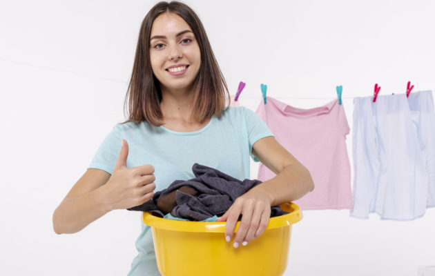 Levando roupas para lavar no tanque