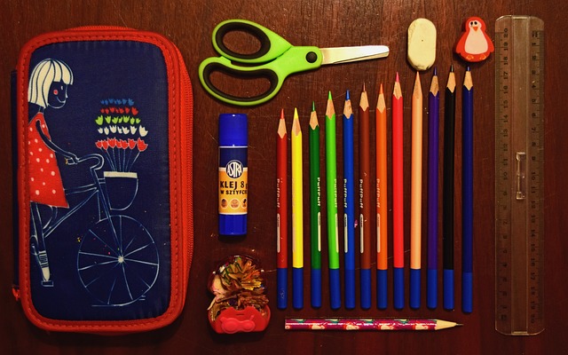 pencil-case-932143_640